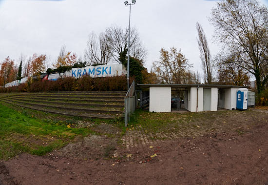 Die Kassenhäuschen durch deren Tore früher die Zuschauer zu den Spielen des VfR Pforzheim (später 1. CfR Pforzheim) strömten sowie die ehemaligen Stehplatzränge der Gegengeraden